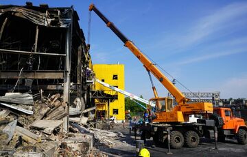 На территории ТЦ ”Амстор” в Кременчуге нашли еще пять фрагментов тел