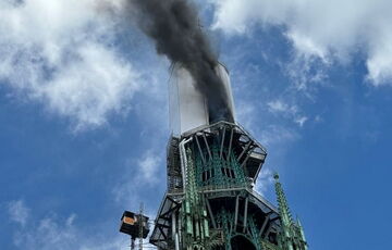 Во Франции горит шпиль Руанского собора: видео