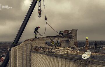 В Охтирці тривають аварійно-відновлювальні роботи після російського удару: кадри