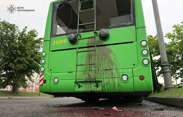 Появились кадры последствий обстрела Харькова: водителю троллейбуса ампутировало ноги