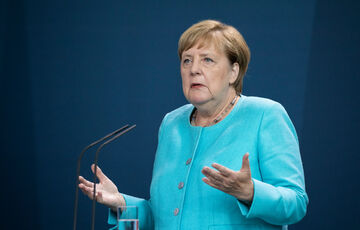 СМИ: Меркель блокировала поставки Украине оружия через НАТО