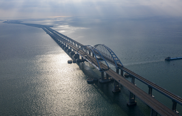 Опоры Крымского моста покрылись трещинами: фото