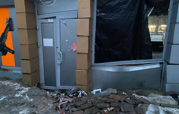 Над станцією метро ”Деміївська” просідає ґрунт, руйнуючи торговельні павільйони: фото