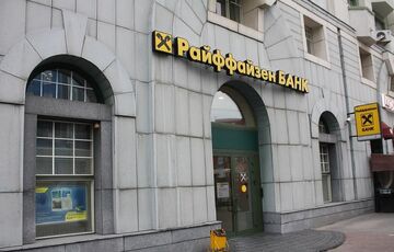 Из-за работы в РФ: США начали проверять Raiffeisen Bank, не исключены санкции 