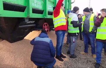 Польские протестующие перекрыли железную дорогу на границе, снова высыпав украинское зерно Польские протестующие перекрыли железную дорогу на границе, снова высыпав украинское зерно