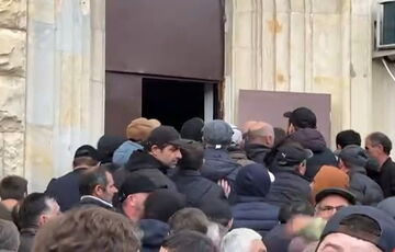 В Абхазії протестувальники захопили парламент: відео В Абхазії протестувальники захопили парламент: відео