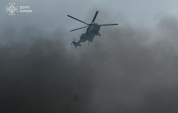 У Києві триває масштабна пожежа після нічного обстрілу У Києві триває масштабна пожежа після нічного обстрілу