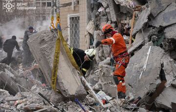 Число жертв удара по дому в Одессе продолжает расти: фото Число жертв удара по дому в Одессе продолжает расти: фото