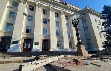 Оккупанты ударили по зданию облгосадминистрации в Херсоне