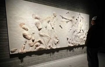 Брэд Питт впервые показал на выставке свои скульптуры Брэд Питт впервые показал на выставке свои скульптуры