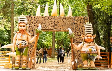 У Києві показали ”Світ Велетнів”: живі інсталяції з голосами відомих українців