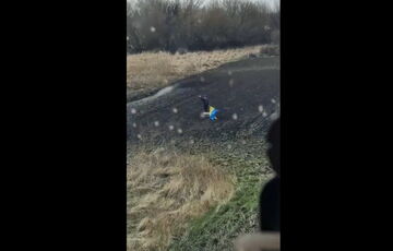 Украинские военные прилетели к мальчику, который встречал их вертолеты с флагом: трогательное видео Украинские военные прилетели к мальчику, который встречал их вертолеты с флагом: трогательное видео