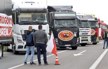 Українські водії перекрили дороги у Польщі у відповідь на блокаду кордону перевізниками