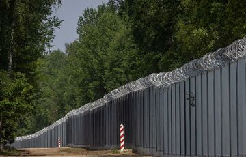 Польша завершила строительство стены на границе с Беларусью