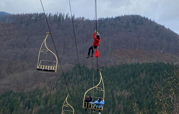 На Закарпатті десятки туристів застрягли на підйомнику у горах: фото
