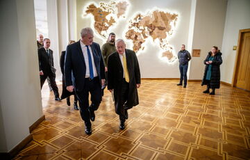 Кит Келлог встретился с Зеленским, но отказался общаться с прессой Кит Келлог встретился с Зеленским, но отказался общаться с прессой