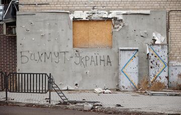 Експерт: після візиту Сирського військам РФ доведеться йти з Бахмута Експерт: після візиту Сирського військам РФ доведеться йти з Бахмута