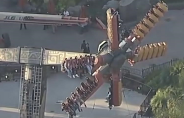 Два десятка человек застряли на неисправном аттракционе в США