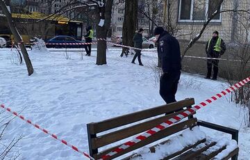 В Киеве мужчина стрелял по прохожим с балкона