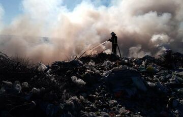 Горить вже кілька годин: в Дніпропетровській області спалахнуло звалище Горить вже кілька годин: в Дніпропетровській області спалахнуло звалище