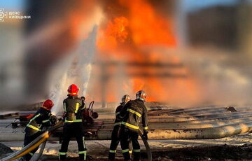 На Київщині не можуть загасити пожежу на підприємстві після російської атаки: фото