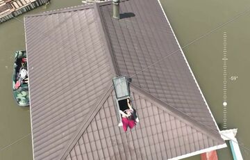 Мальчик, которому скинули воду на крышу затопленного дома, встретился с оператором дрона: фото, видео