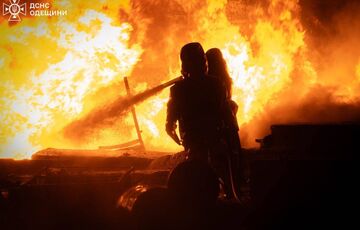 Через атаку дронів в Одеській області спалахнула масштабна пожежа