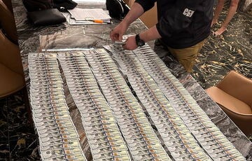 Обещал отмазать от экстрадиции: на взятке в $50 тысяч задержан народный депутат