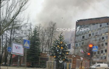 В центре Донецка горит корпус университета, где могли базироваться оккупанты: видео