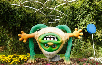 Казкові тролі серед тисяч квітів: на Співочому стартувала масштабна виставка хризантем