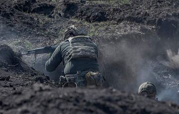 Українські військові знищили російський прапор на школі у Нью-Йорку Українські військові знищили російський прапор на школі у Нью-Йорку