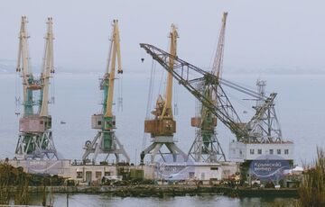 В Феодосии оккупанты по частям поднимают БДК ”Новочеркасск”: фото