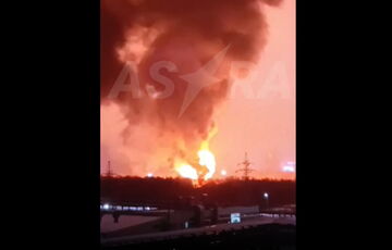 Три цистерны с топливом горят в Казани после атаки БПЛА: видео