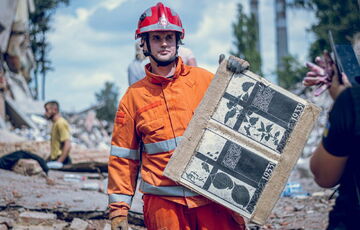 На Сумщині врятували унікальні гравюри, які опинилися під завалами після ракетного удару