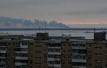 В Энгельсе после атаки беспилотников горит нефтехранилище авиабазы: кадры