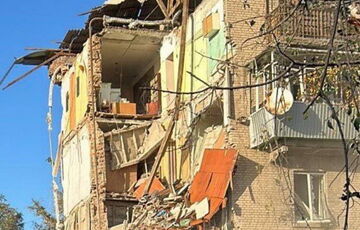 Россияне массированно обстреляли КАБами Запорожье: пострадали дома и больница (фото) Россияне массированно обстреляли КАБами Запорожье: пострадали дома и больница (фото)