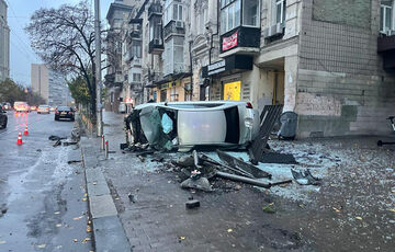 В Киеве автомобиль сбил людей на остановке