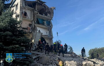 Появились первые кадры с места ракетного удара по Кривому Рогу Появились первые кадры с места ракетного удара по Кривому Рогу