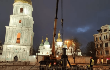 В Киеве начали устанавливать главную елку страны В Киеве начали устанавливать главную елку страны