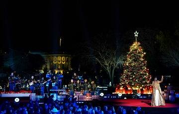 Байден допоміг запалити національну різдвяну ялинку біля Білого дому: ВІДЕО