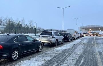 Украинцев предупредили об очередях на границе с Польшей Украинцев предупредили об очередях на границе с Польшей