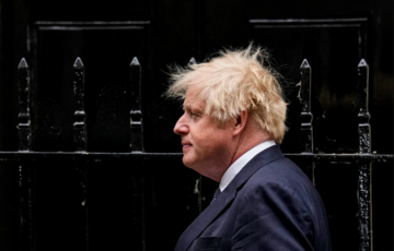 Джонсон прервал отпуск на Карибах, чтобы бороться за кресло премьера Британии