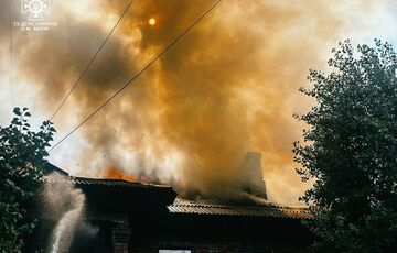 У середмісті Києва загорівся житловий будинок