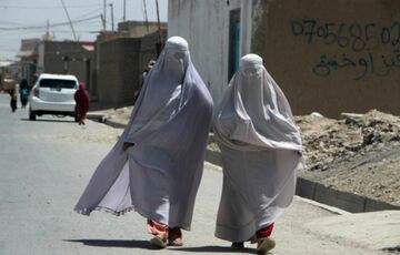 В Афганістані таліби заборонили жінкам розмовляти у громадських місцях