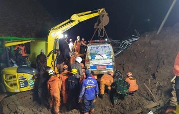 Похоронил заживо: в Индонезии оползень накрыл деревню