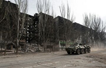 У Маріуполь стягують дедалі більше російської військової техніки У Маріуполь стягують дедалі більше російської військової техніки