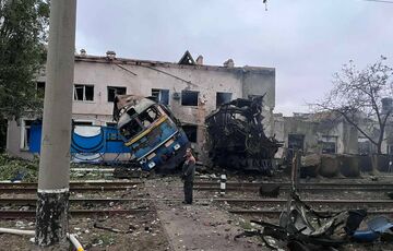 Россия массированно атаковала Одессу дронами: разрушено депо ”Укрзалізниці”, пострадали 2 человека Россия массированно атаковала Одессу дронами: разрушено депо ”Укрзалізниці”, пострадали 2 человека