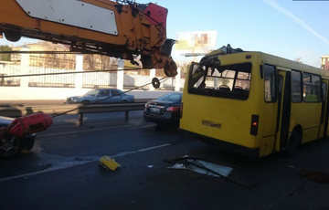 В Одессе автокран сорвал крышу маршрутки с пассажирами (фото)