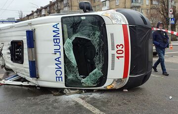 В Киеве перевернулся автомобиль скорой помощи В Киеве перевернулся автомобиль скорой помощи