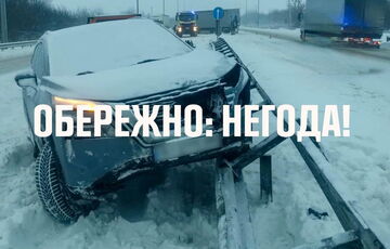 Рятувальники просять водіїв не виїжджати на дороги: Україну заметає снігом